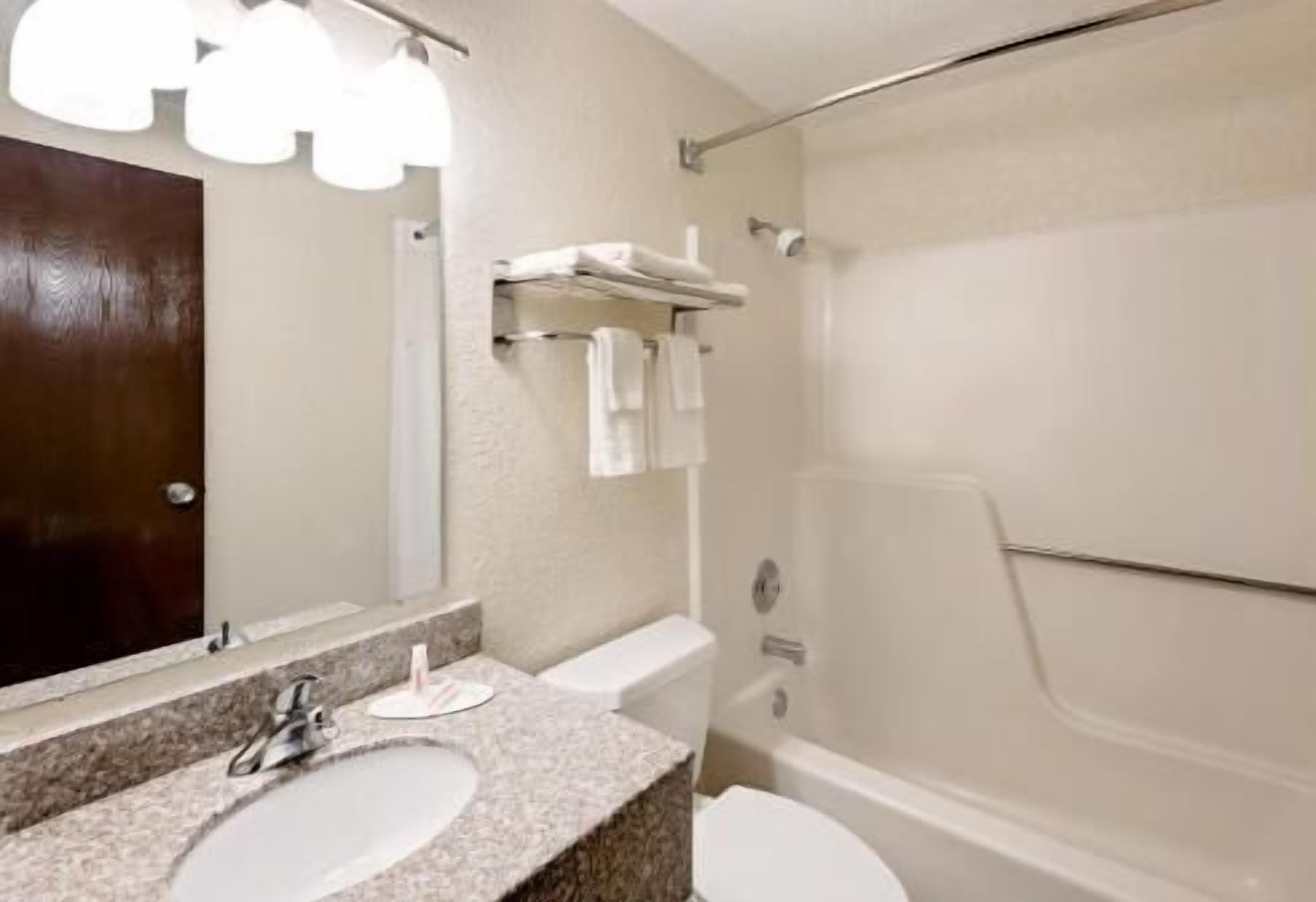 Bathroom | Combined shower/tub, free toiletries, hair dryer, towels