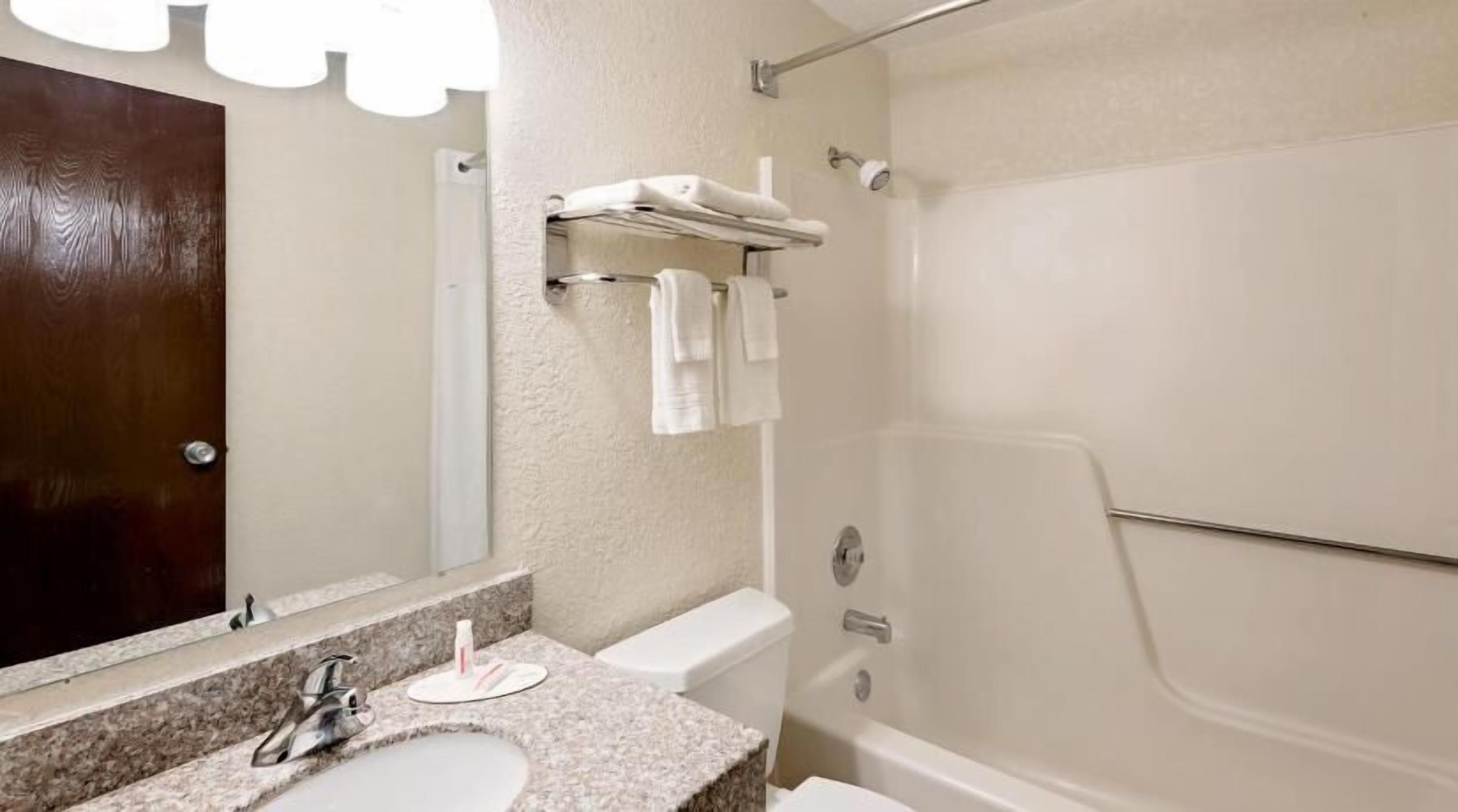 Bathroom | Combined shower/tub, free toiletries, hair dryer, towels