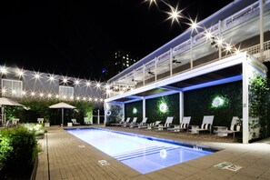 Piscine extérieure, cabanons gratuits, parasols de plage