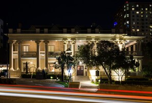 Façade de l’hébergement - soirée/nuit