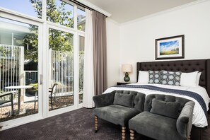 Egyptian cotton sheets, premium bedding, down comforters, in-room safe - Hotel Ella (Austin)