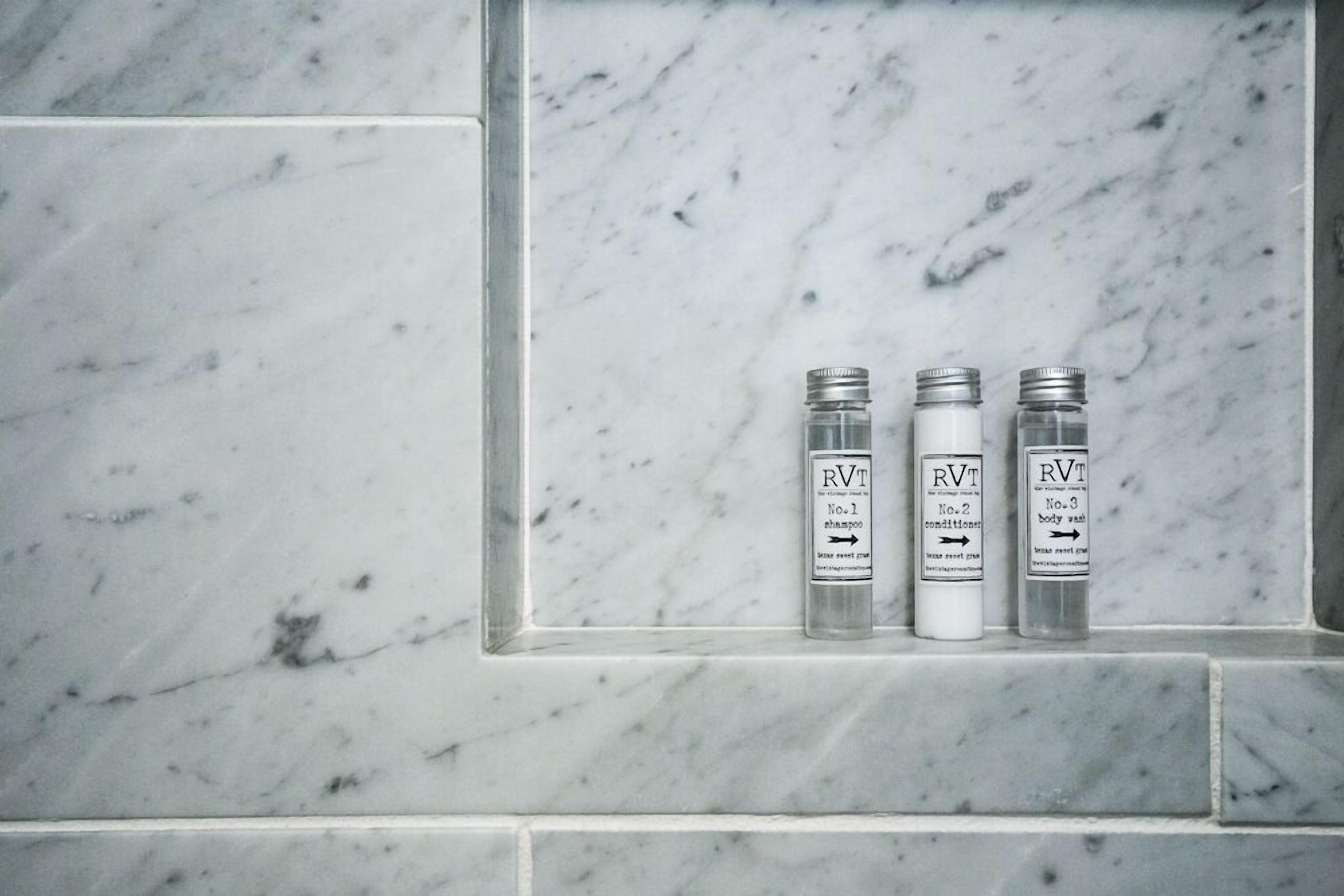 Commodités de la salle de bain | Articles de toilette griffés, séchoir à cheveux, peignoirs
