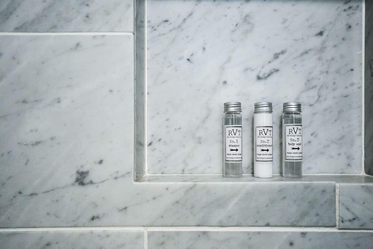 Commodités de la salle de bain | Articles de toilette griffés, séchoir à cheveux, peignoirs