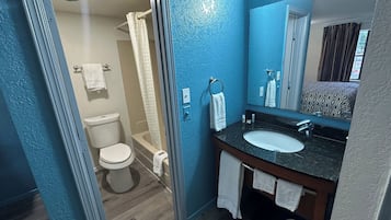 Tina y amenidades de baño gratuitas