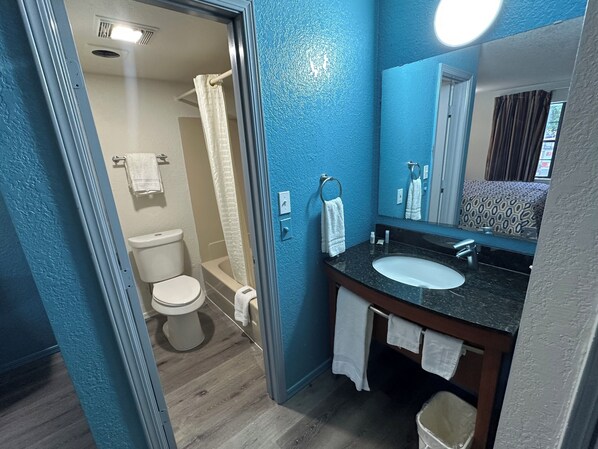 Bathtub, free toiletries - Medical Inn Motel (Oklahoma City)