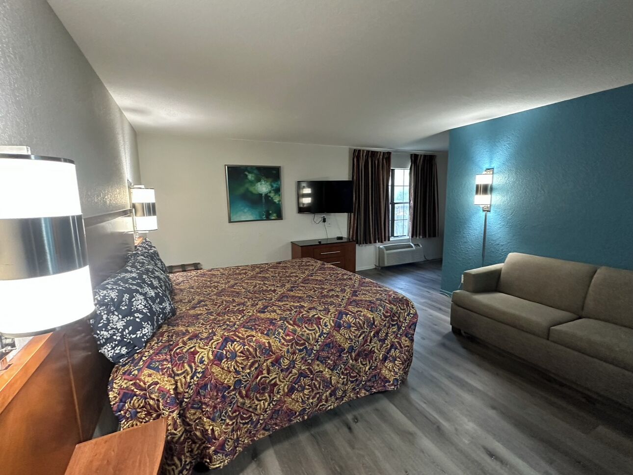 Standard Room, 1 King Bed, Non Smoking | Desk, iron/ironing board, free WiFi, bed sheets