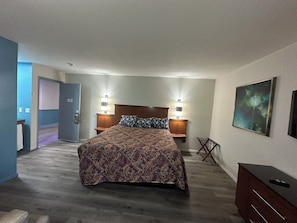 Standard Room, 1 King Bed, Non Smoking | Desk, iron/ironing board, free WiFi, bed sheets - Medical Inn Motel (Oklahoma City)