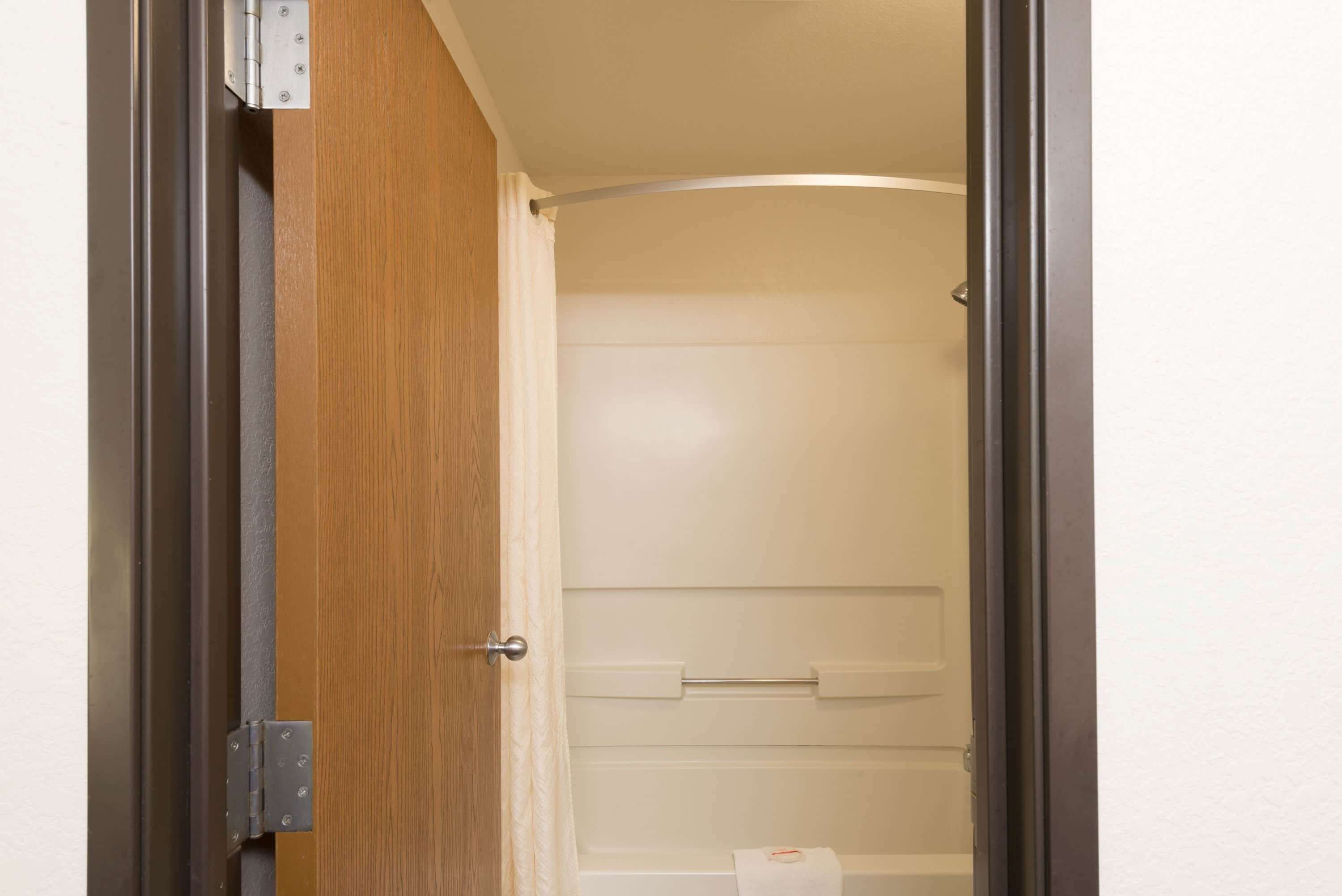 combined shower/bathtub, free toiletries, hair dryer, towels