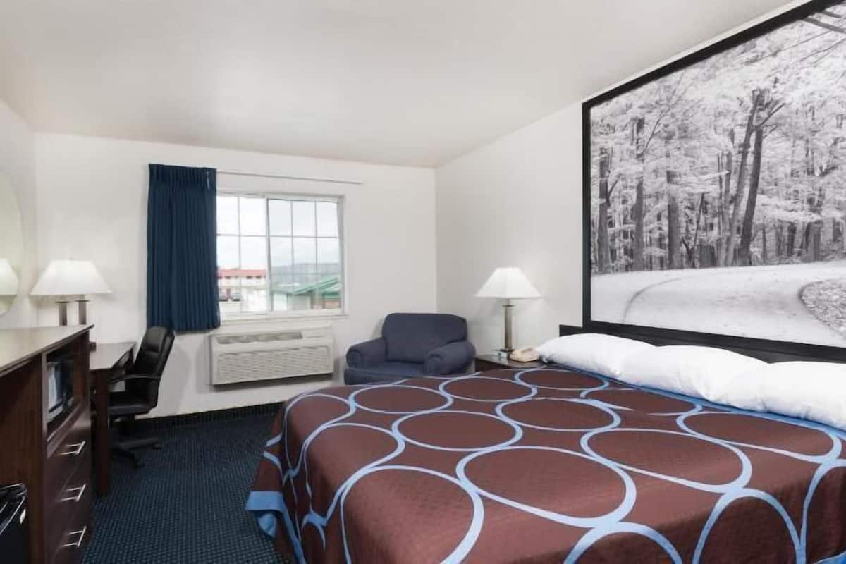 Desk, free WiFi, bed sheets