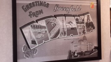 Tarjeta de felicitación en marco, de Greenwood, Indiana, con un collage de puntos emblemáticos locales y un edificio de la capital estatal.