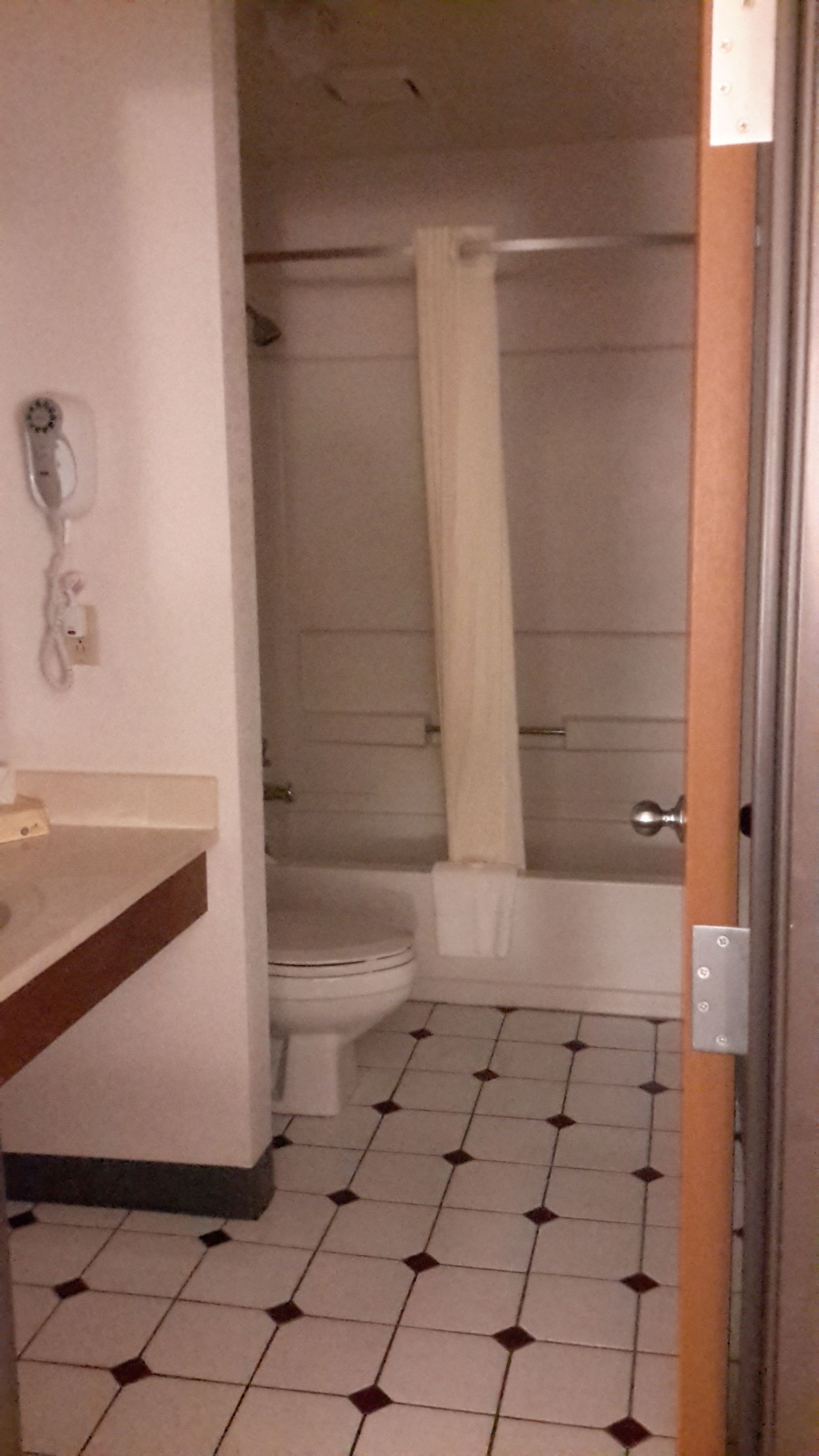 standard room, 1 king bed, non smoking | bathroom | combined shower/bathtub, free toiletries, hair dryer, towels