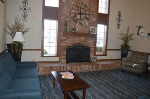 Lobby sitting area - Super 8 by Wyndham Greenfield (Greenfield)
