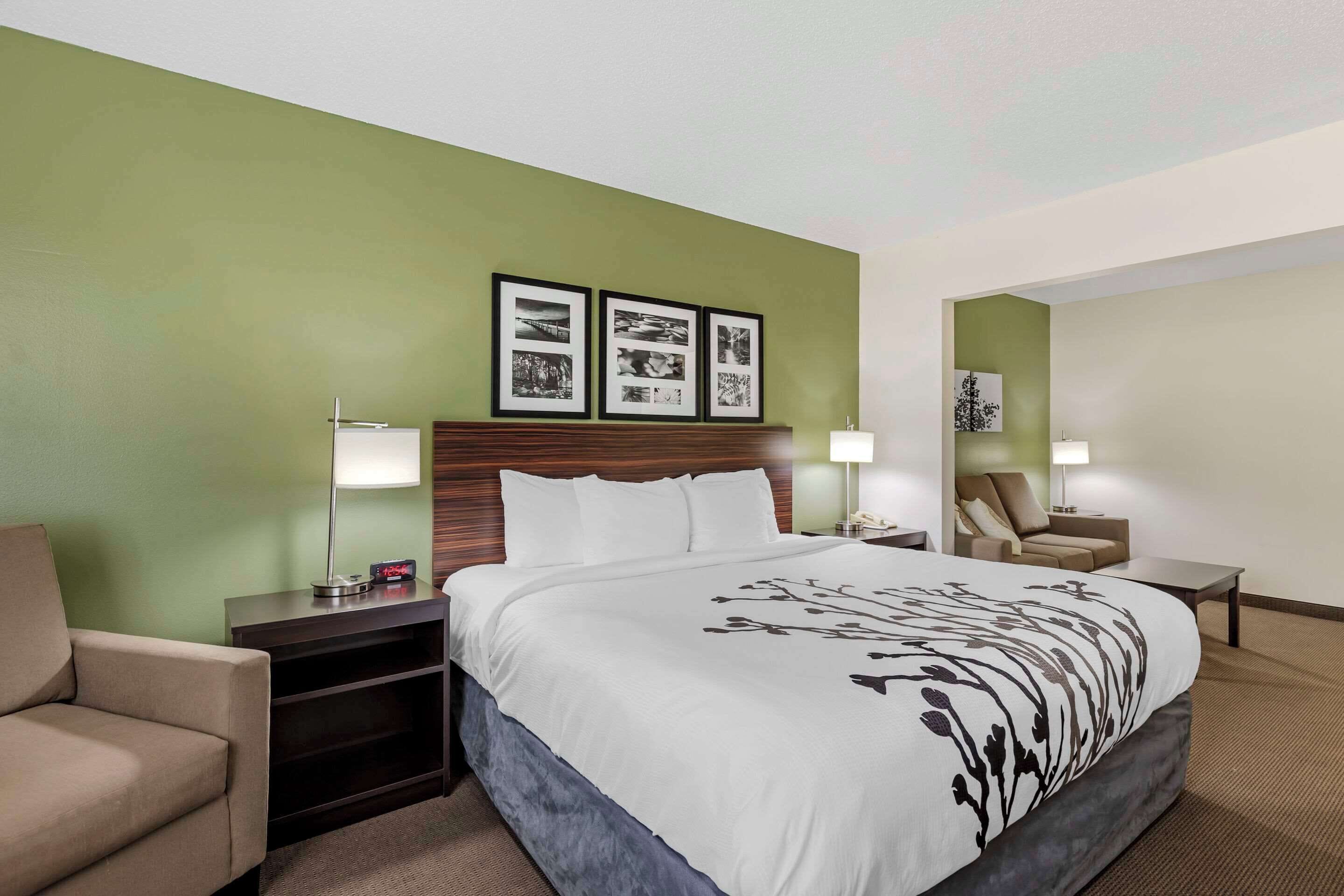 desk, laptop workspace, iron/ironing board, free wifi