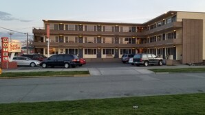 A motel with a two-story structure, multiple parking spaces, and a sign indicating it is the San Juan motel. - San Juan Motel (Anacortes)