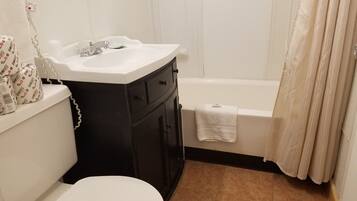 Habitación estándar, 2 camas de matrimonio | Baño | Ducha y bañera combinadas, secador de pelo y toallas