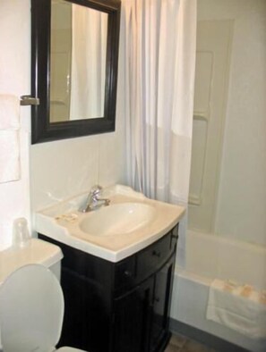 Combined shower/bathtub, hair dryer, towels