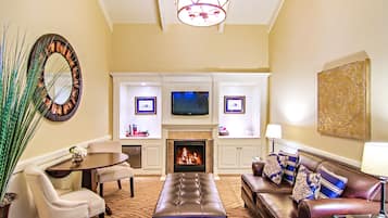 Televisión de pantalla plana, chimenea, estación para iPod