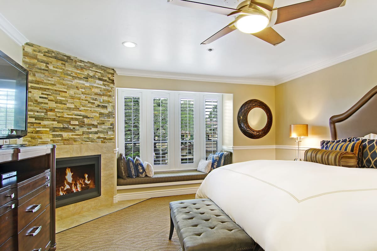 Deluxe Room, 1 King Bed | Premium bedding, down comforters, pillowtop beds, in-room safe