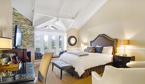 Literie de qualité, couette en duvet, lit avec matelas à plateau-coussin