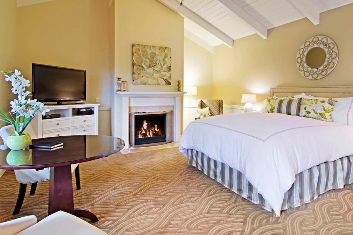 Premium Room, 1 King Bed, Jetted Tub | Premium bedding, down comforters, pillowtop beds, in-room safe
