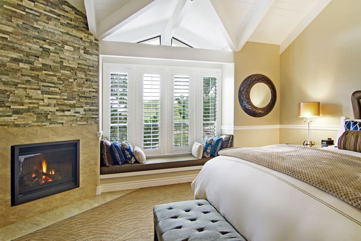 Deluxe Room, 1 King Bed, Fireplace | Premium bedding, down comforters, pillowtop beds, in-room safe