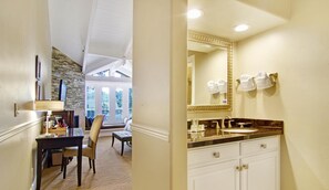 Fridge, coffee/tea maker