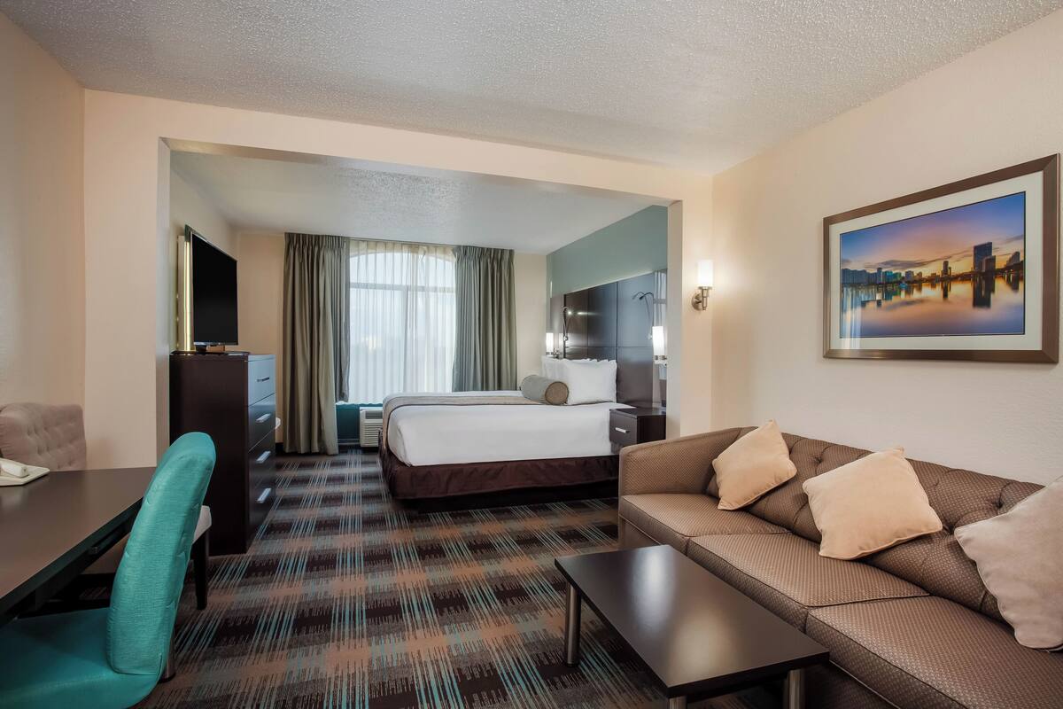 Deluxe Studio Suite, 1 King Bed, Non Smoking | Pillow-top beds, in-room safe, desk, blackout curtains