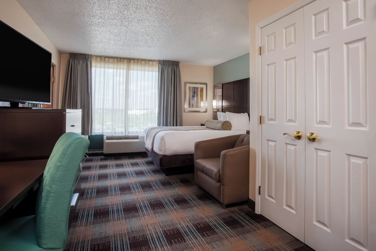 Standard Room, 1 Queen Bed (Non-Smoking) | Pillow-top beds, in-room safe, desk, blackout curtains