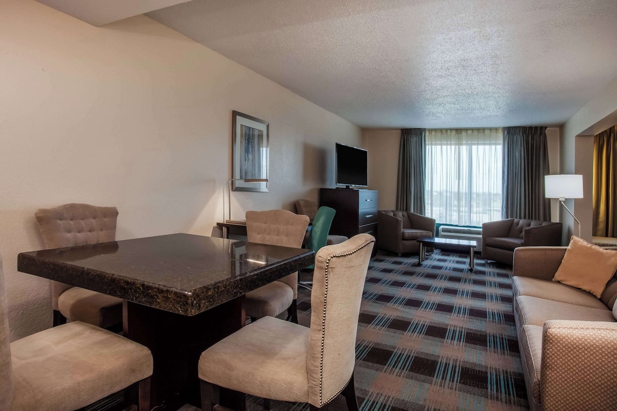 Deluxe Studio Suite, 1 King Bed, Non Smoking | Pillow-top beds, in-room safe, desk, blackout curtains