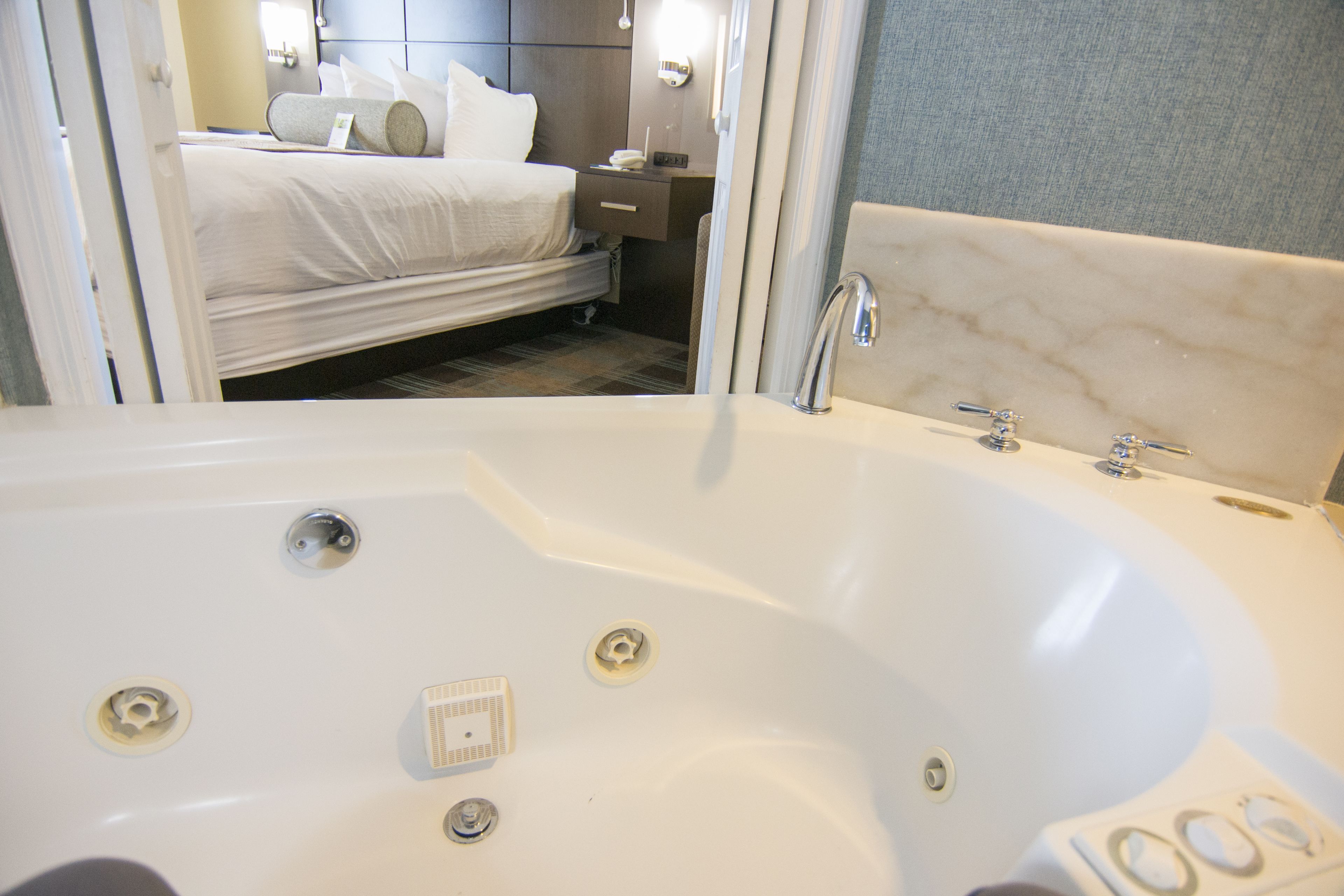 Superior Studio Suite, 1 King Bed, Non Smoking, Jetted Tub | Jetted bathtub