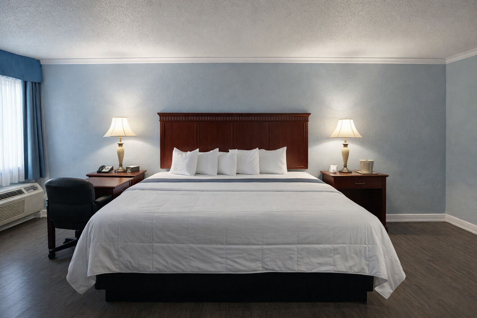 Quarto, 1 cama King, para fumantes | Escrivaninha, cortinas blackout, ferros/tábuas de passar roupa