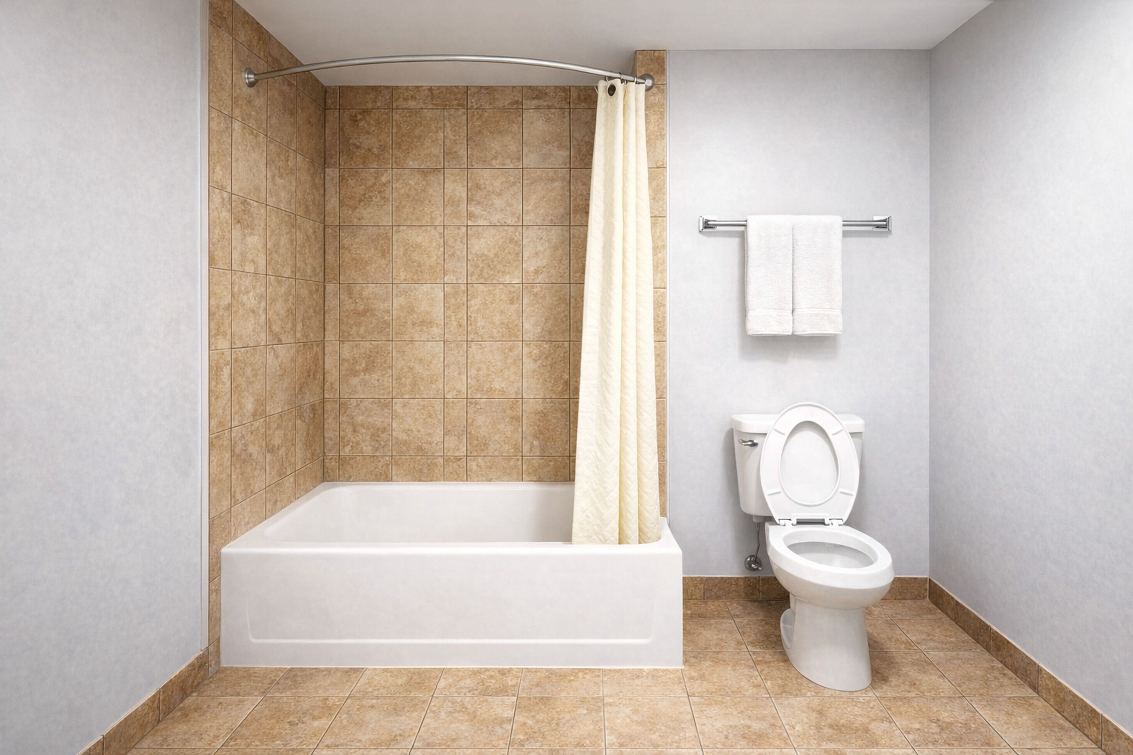 Ein Badezimmer mit Badewanne, Duschvorhang, Toilette und Handtuchhalter.
