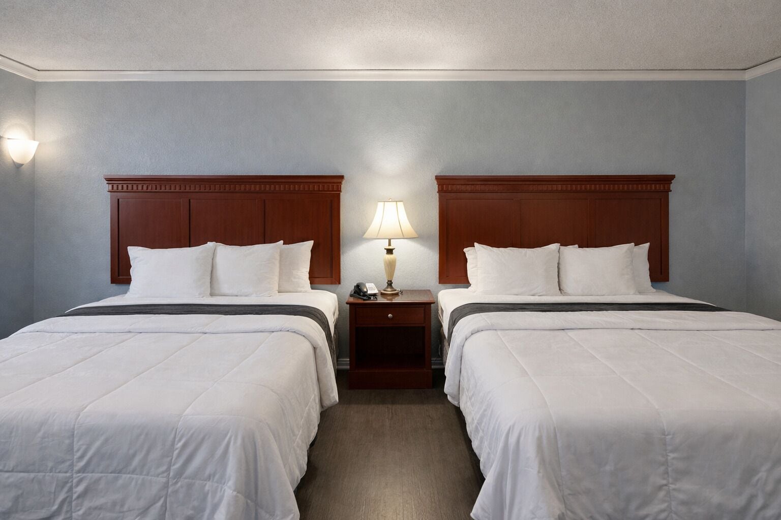 Escrivaninha, cortinas blackout, ferros/tábuas de passar roupa