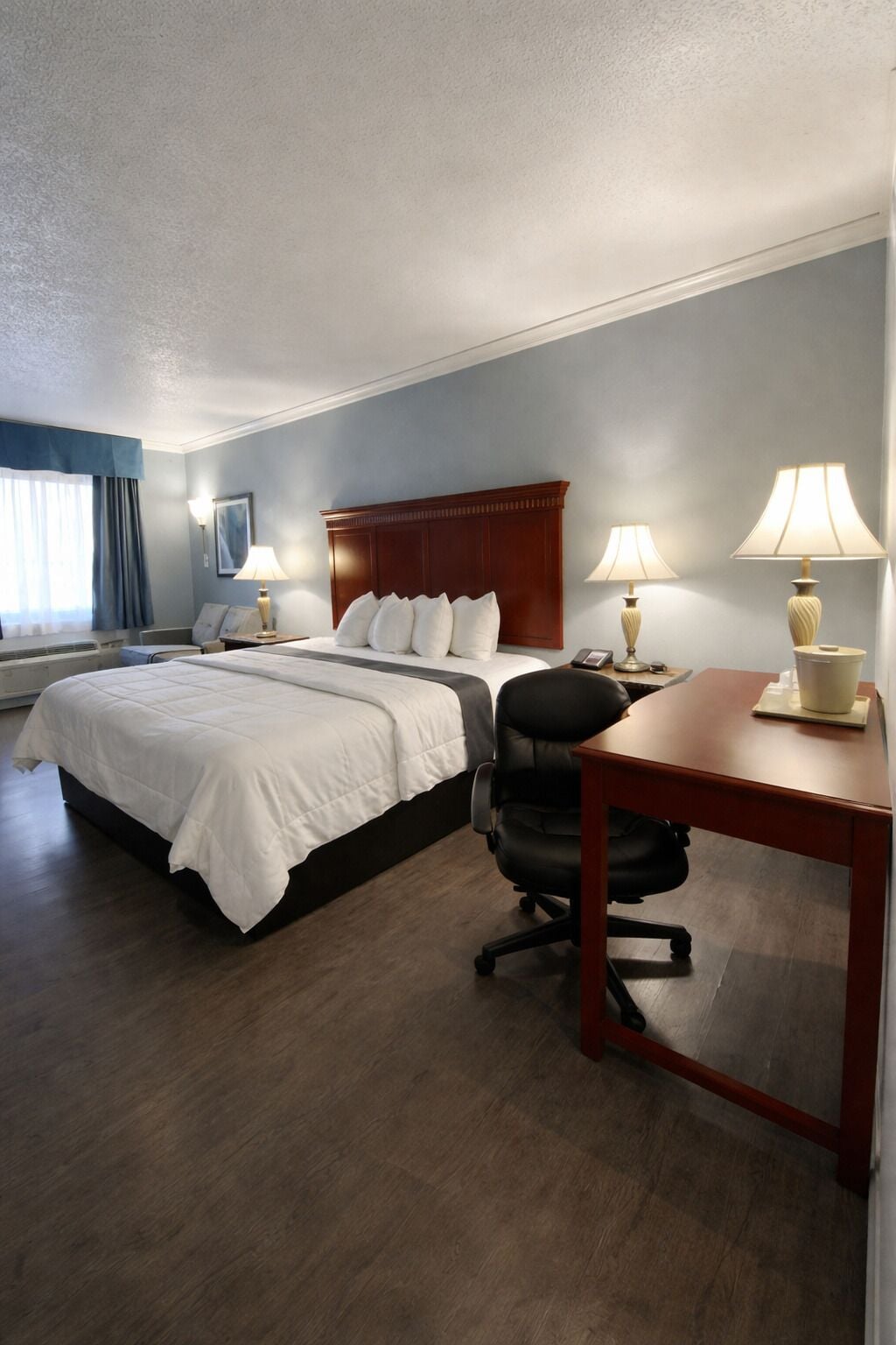 Een bureau, verduisterende gordijnen, een strijkplank/strijkijzer