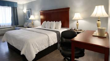 Een bureau, verduisterende gordijnen, een strijkplank/strijkijzer