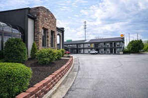 Exterior - Antioch Quarters Inn and Suites (Antioch)