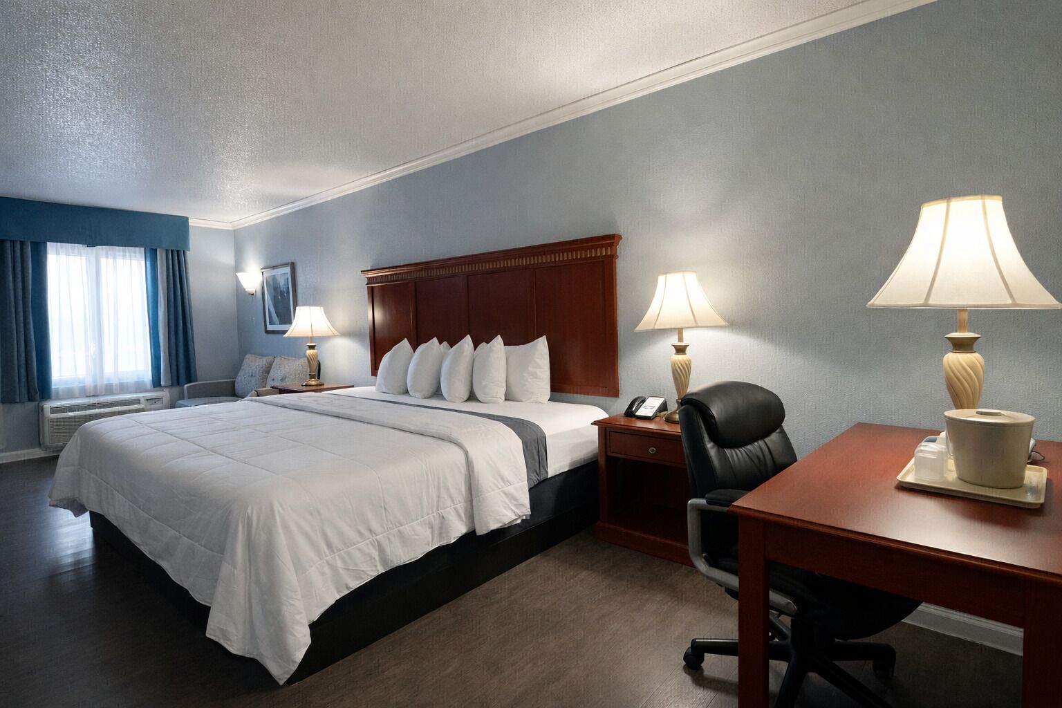 Rom, 1 kingsize-seng, røyk | Skrivebord, blendingsgardiner, strykejern/-brett og wi-fi (inkludert)