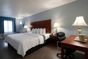 Quarto, 1 cama King, para fumantes | Escrivaninha, cortinas blackout, ferros/tábuas de passar roupa