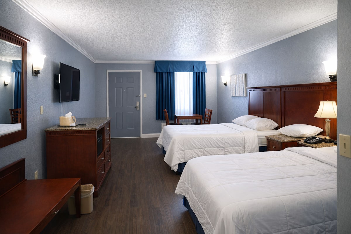 Kahden hengen huone, 2 parisänkyä, tupakointi kielletty | Työpöytä, pimennysverhot, silitysrauta/-lauta, ilmainen Wi-Fi