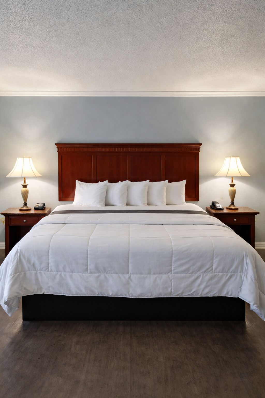 Escrivaninha, cortinas blackout, ferros/tábuas de passar roupa