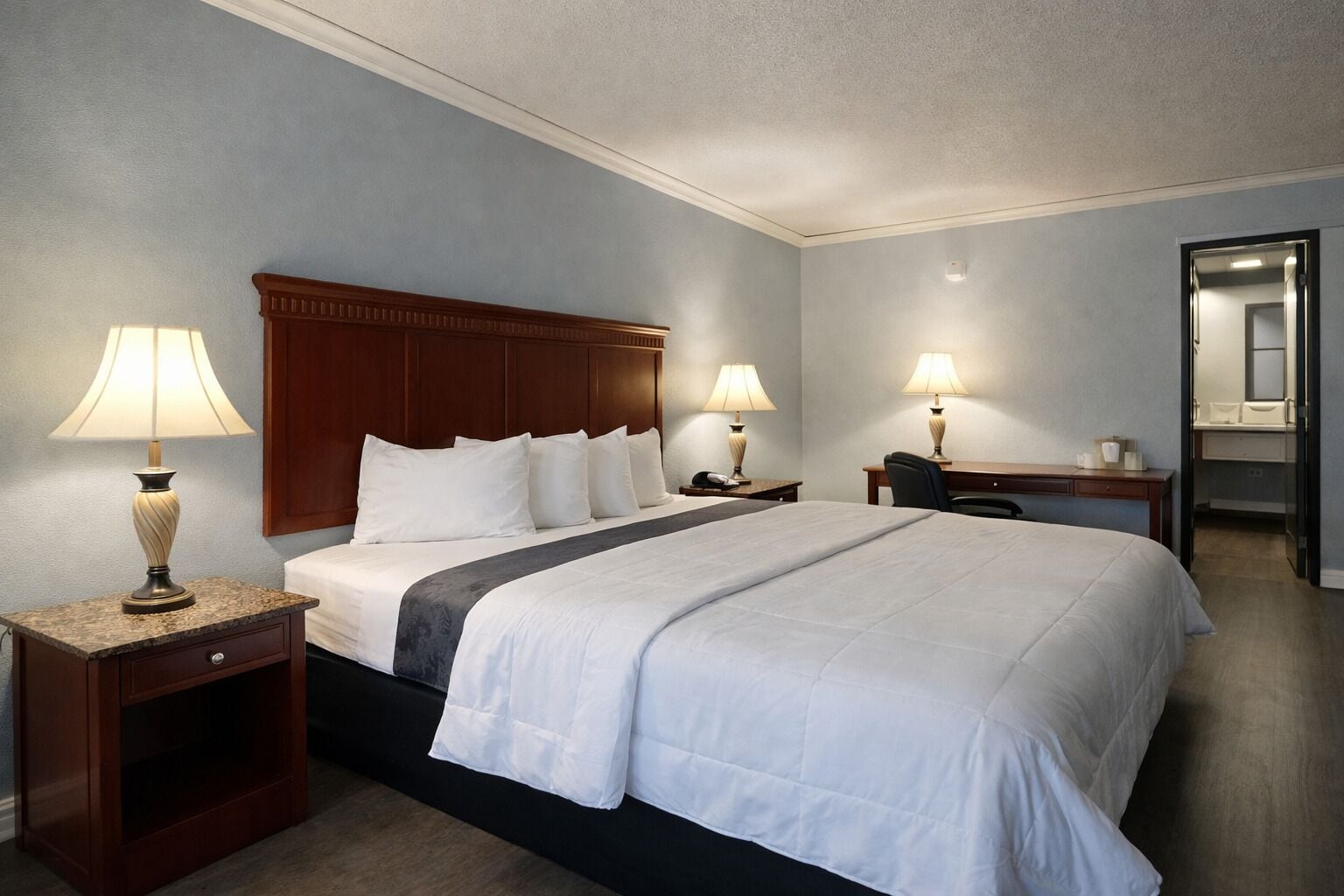 Escrivaninha, cortinas blackout, ferros/tábuas de passar roupa