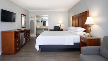 Schreibtisch, Verdunkelungsvorhänge, Bügeleisen/Bügelbrett