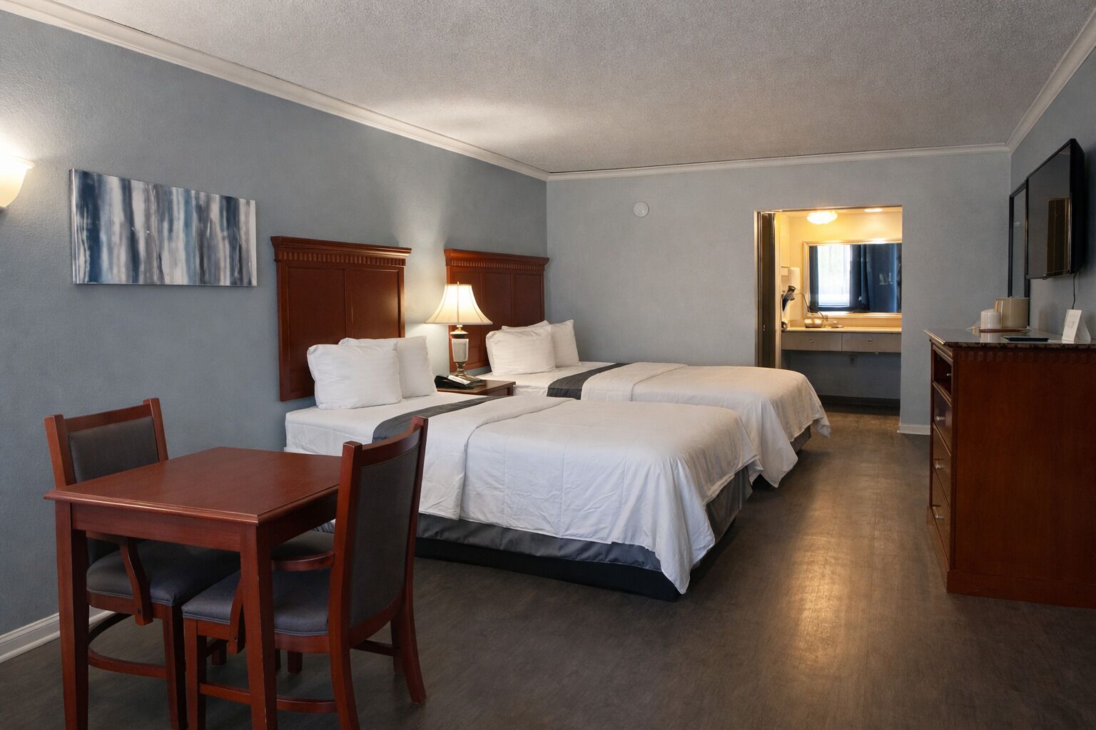 Kahden hengen huone, 2 parisänkyä, esteetön, tupakointi kielletty | Työpöytä, pimennysverhot, silitysrauta/-lauta, ilmainen Wi-Fi