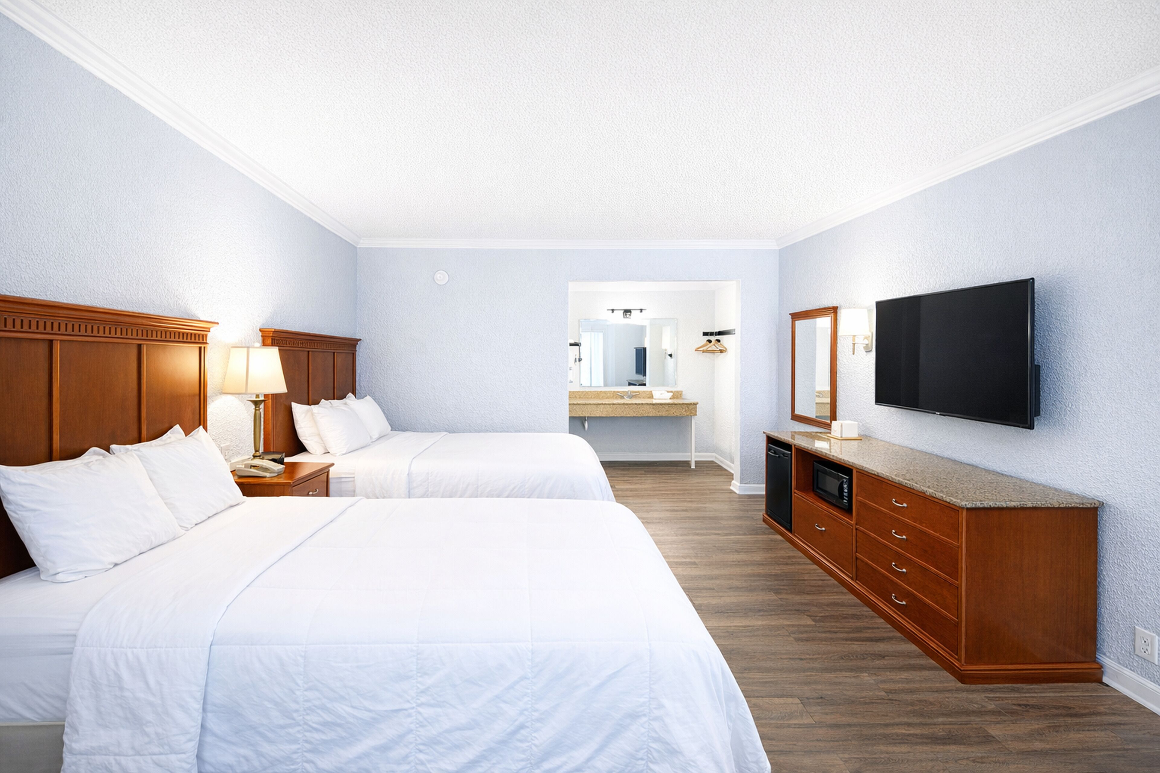 Schreibtisch, Verdunkelungsvorhänge, Bügeleisen/Bügelbrett