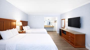 Schreibtisch, Verdunkelungsvorhänge, Bügeleisen/Bügelbrett