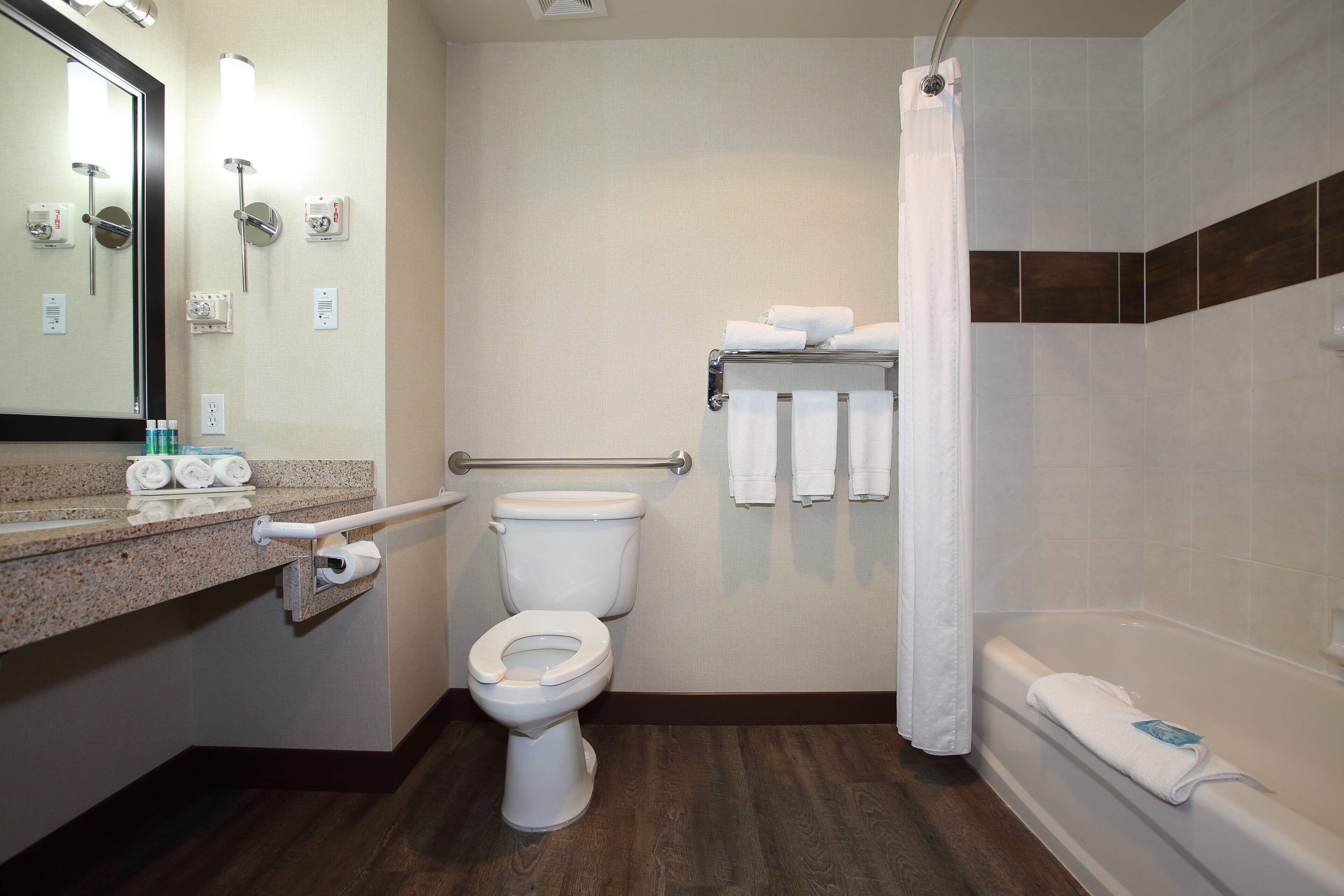 Un baño moderno con inodoro, ducha y bañera.