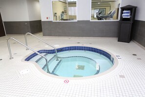 Indoor pool - Holiday Inn Express & Suites - Vernon by IHG (Vernon)