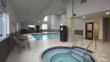 Una piscina cubierta