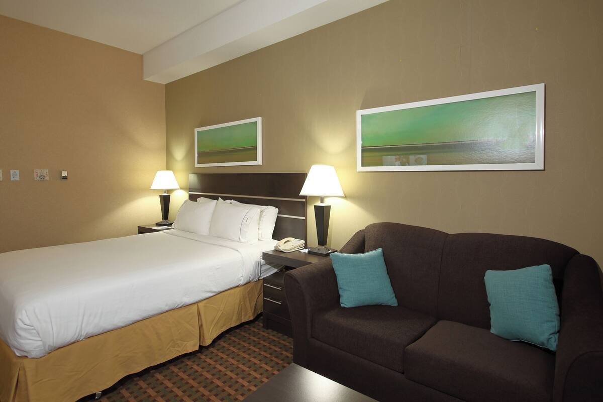 Junior Suite, 1 King Bed, City View (Wet Bar) | Desk, iron/ironing board, cribs (free), WiFi (free)