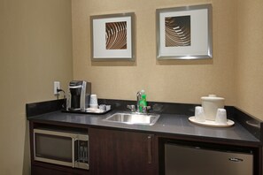 Junior Suite, 1 King Bed, City View (Wet Bar) | Desk, iron/ironing board, free cribs/infant beds, free WiFi - Holiday Inn Express & Suites - Vernon by IHG (Vernon)